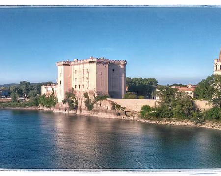 70 Château de Tarascon sur le Rhône, qui fait face à Beaucaire