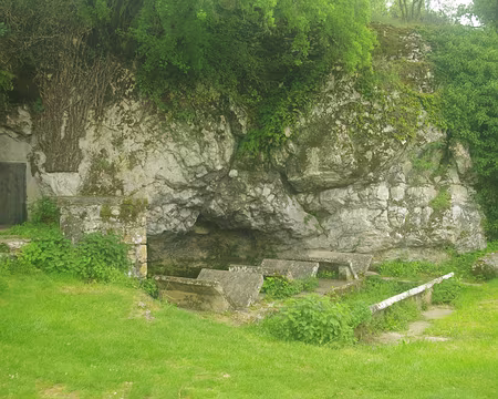 Lavoir à Saint-Jean-de-Laur (on aurait pique-niqué là si on avait été (très) courageux...) Lavoir à Saint-Jean-de-Laur (on aurait pique-niqué là si on avait été (très) courageux...)
