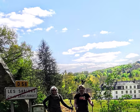 20170423_152031 En passant par Mauvière, retour sur Chevreuse, surplombé par le château de la Madeleine.
