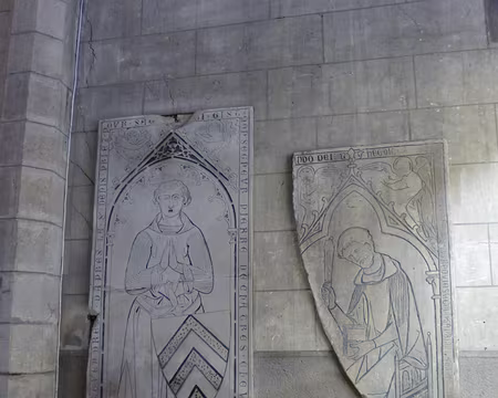 P1040304 Stèle funéraire du Seigneur Pierre de Châtres, Chevalier.