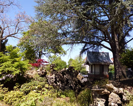 P1040305 Pagode tonkinoise dans le parc de la Source, Arpajon. Elle provient de l'exposition universelle de Paris de 1889.
