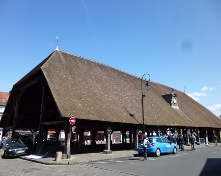 P1040307 Halle d'Arpajon construite en 1470. Elle accueille la Foire aux Haricots depuis 1922.