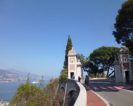 P1040171 Porte d'entrée du Rocher