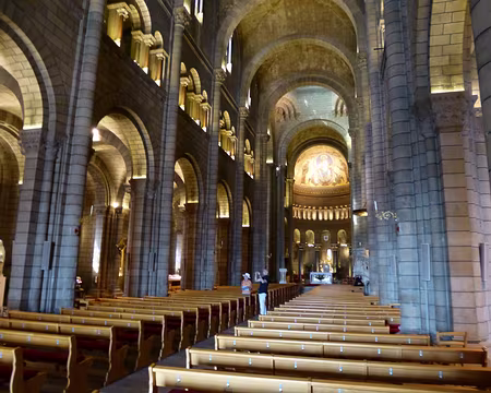 P1040178 ...renferme les tombes des princes monégasques, dont celles de Rainier III (1923-2005) et la Princesse Grace (1929-1982)