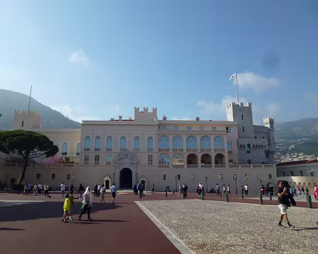 P1040180 Palais princier construit au XIIIè s.