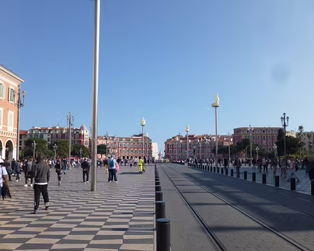P1040255 Place Masséna. Merci à Jean-Philippe pour cette rando printanière sur la Riviera.