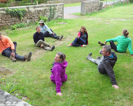 DSC03215 Les participants se tordent (ils appellent cela des étirements)