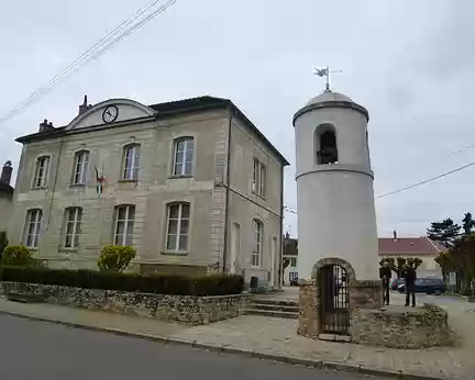 P1040437 Mairie de Montceaux-les-Meaux édifiée en 1858 et son clocheton installé en 1840 à cet emplacement ; il renferme l'une des plus vieilles cloches d'Ile-de-France...