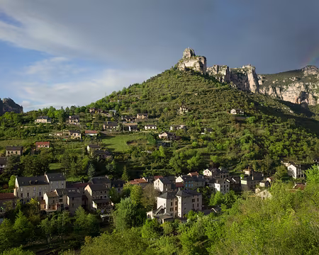 2017_05_06-19_38_02 Rocher dde Capluc au -dessus du Rozier, qui n'est pas dans la même région que Peyreleau !