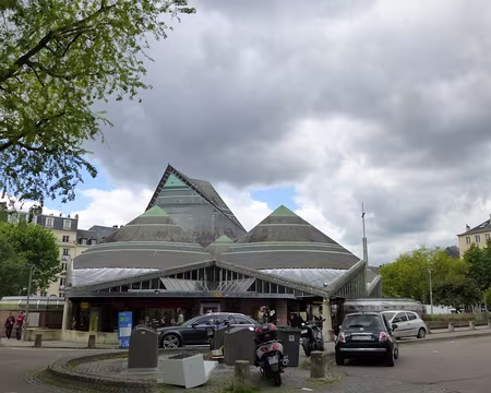 P1040532 La halle sur la place du Vieux-Marché.