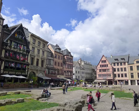 P1040534 La place du Vieux-Marché avec les vestiges de l'ancienne église Saint-Sauveur.