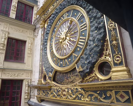 P1040545 ...le cadran date du XVIè s. et indique le jour de la semaine.