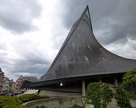 P1040553 Eglise Sainte-Jeanne d'Arc construite en 1979 sur la place du Vieux-Marché, où Jeanne d'Arc fut brûlée le 30 mai 1431.