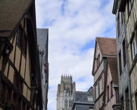 P1040578 Rue Damiette et la Tour de l'abbatiale Saint-Ouen