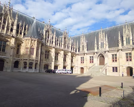 P1040581 Cour d'honneur du Palais de Justice...