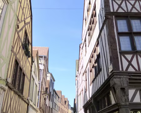 P1040605 ...par la rue Damiette.