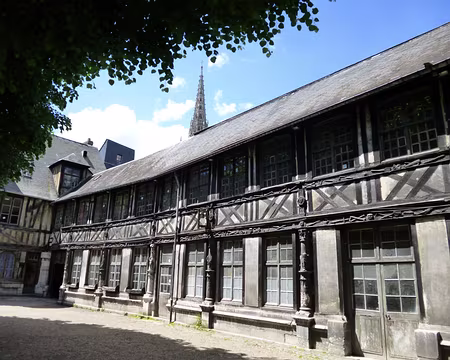 P1040622 L'Aître Saint-Maclou était un ossuaire...