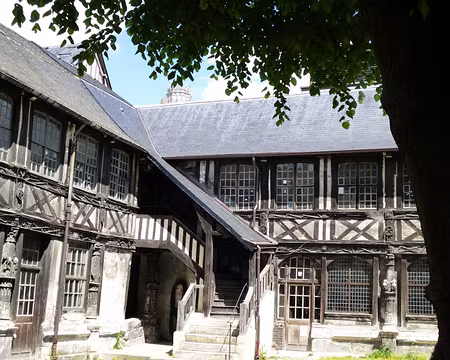 P1040623 ...constitué de 4 ailes autour d'une cour carrée.