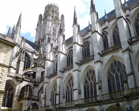 P1040632 Une partie du cloître subsiste le long de l'abbatiale.
