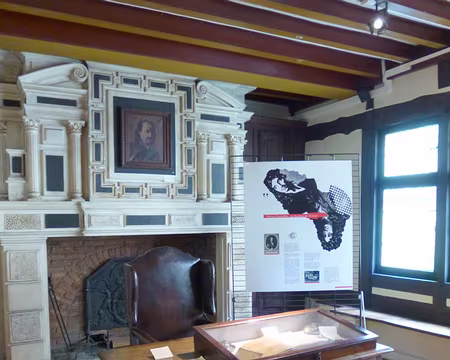 P1040636 ...elle renferme son bureau...