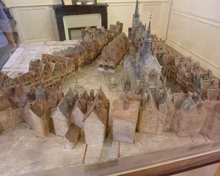 P1040637 ...une maquette de la place du Vieux-Marché (1525)...