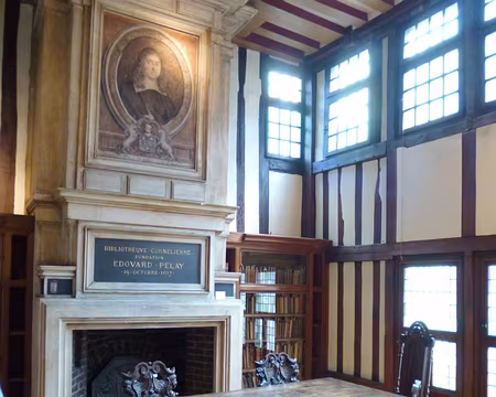 P1040638 ...et sa bibliothèque.