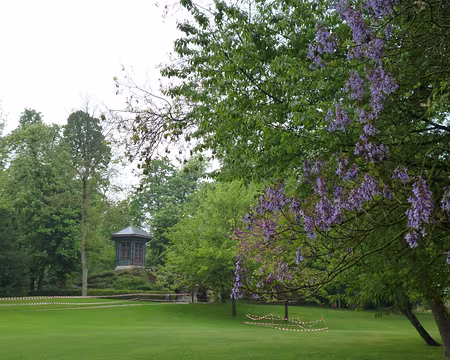 P1040406 ...orné d'un kiosque...