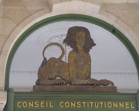 P1050318 Sphinge (1972) ornant l'entrée du Conseil constitutionnel