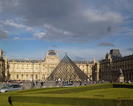 P1050323 Pyramide du Louvre (1989)