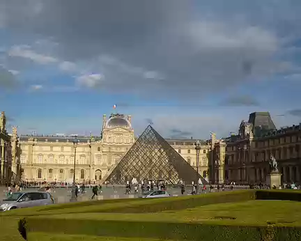 P1050323 Pyramide du Louvre (1989)