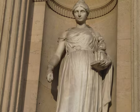 P1050325 La Cour Carrée du Louvre dissimule de nombreuses évocations de l'Egypte ancienne, telle cette statue représentant l'archéologie avec un pharaon dans sa main...