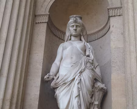 P1050326 ...Cléopâtre tient dans sa main un serpent et porte une coiffe en forme de vautour ornée de l'uraeus...