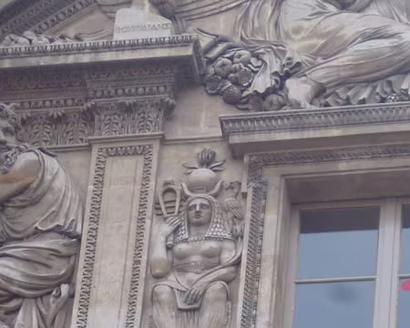 P1050328 ...et Isis coiffée de cornes de vache et d'un disque surmonté d'une fleur de lotus.