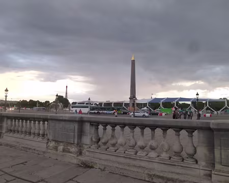 P1050341 ...trône sur la Place de la Concorde prête pour les festivités du 14 juillet. Merci à Marylise.