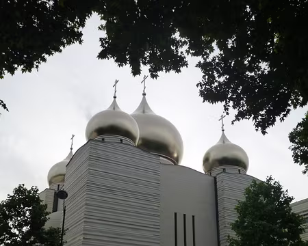 P1040969 ...surmontée de 5 bulbes recouverts d'or mat.