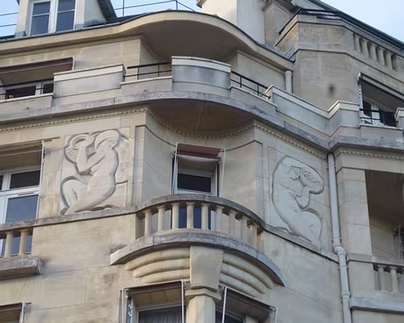 P1040980 ...et ses bas-reliefs.