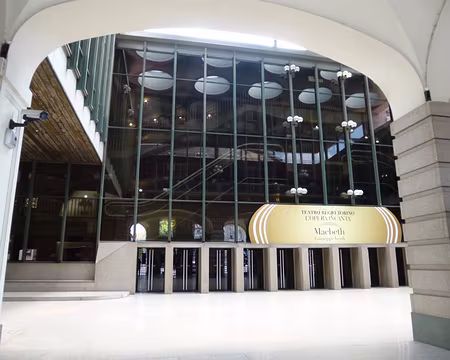 P1040842 Entrée du théâtre Regio