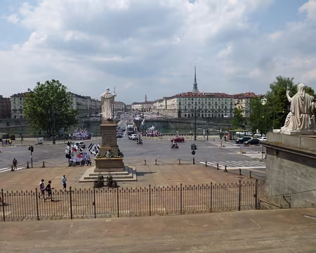 P1040847 La Place Vittorio Veneto depuis l'église.
