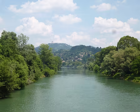 P1040849 En haut de la colline la basilique de Superga
