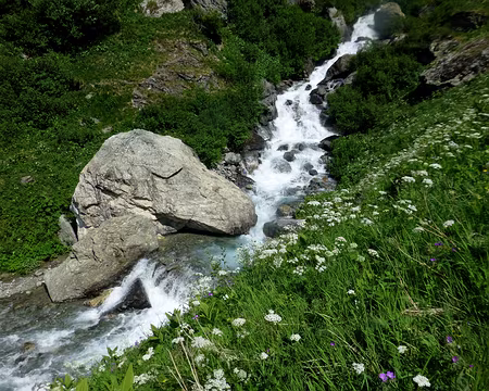 P1220427 Dépéchons nous de passer tant que le dragon du Py dort encore.