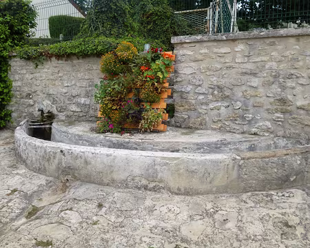 P1050480 Abreuvoir construit avec la pierre du Vexin, Fontenay-Saint-Père