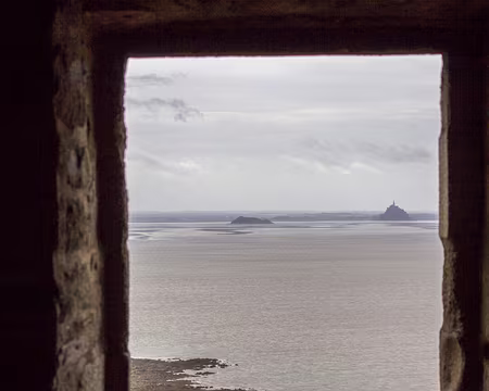 12-IMG_6834 Par la fenêtre de la maison Vauban, le Mont Saint-Michel