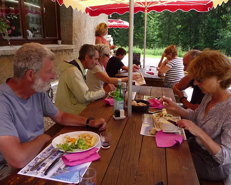 P1070984 Pause déjeuner au châlet de la Frasse, en pleine forêt du Massacre