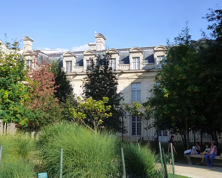 P1050387 Jardin Anne-Frank (1927-1945) dans les anciens jardins de l'Hôtel de Saint-Aignan abritant le Musée d'art et d'histoire du judaïsme.