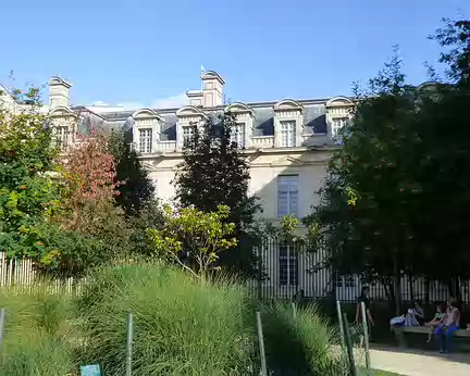 P1050387 Jardin Anne-Frank (1927-1945) dans les anciens jardins de l'Hôtel de Saint-Aignan abritant le Musée d'art et d'histoire du judaïsme.