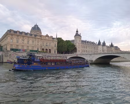 P1050432 La Seine devant le Tribunal de Commerce et la Conciergerie. Merci à Marylise.