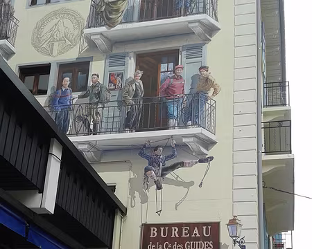 20170810_151350 10 août - Pluie... Pas grave, on visite! Art de rue à Chamonix -Ci-dessous, le Musée Alpin: une belle page d'histoire de la conquête du Mont Blanc