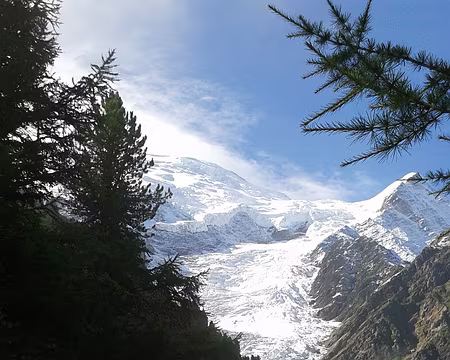 20170812_095831 12 août - Grand beau! Montée à la Jonction où se rencontrent le glacier des Bossons et celui du Taconnaz. Vue spectaculaire sur l'Aiguille du Midi (avec ses...
