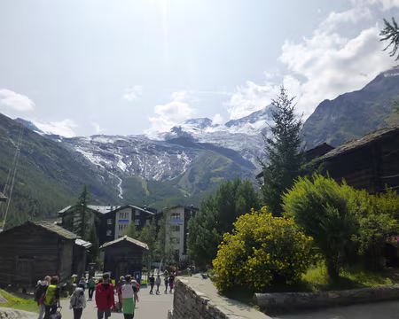 P1050576 Arrivée à Saas-Fee (1800 m.), la Perle des Alpes, surmontée par le glacier de Fee et de nombreux sommets de plus de 4000.