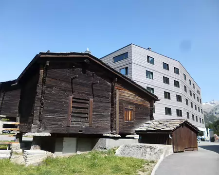 P1050578 ...cotoie le modernisme de l'auberge de jeunesse (2014)...